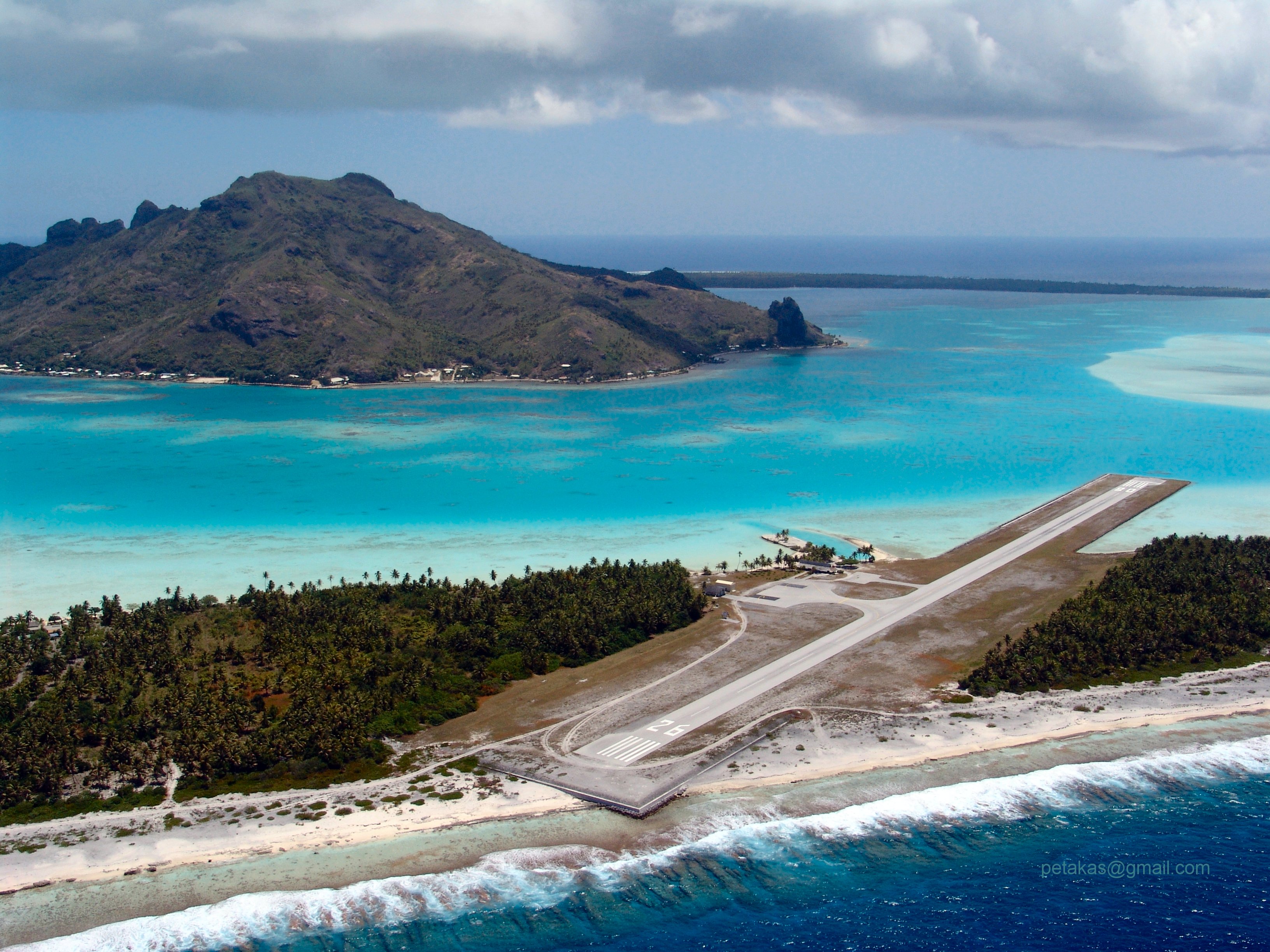 La piste de l’aéroport de Maupiti sur le motu Tuanai, vue du ciel en 2008.