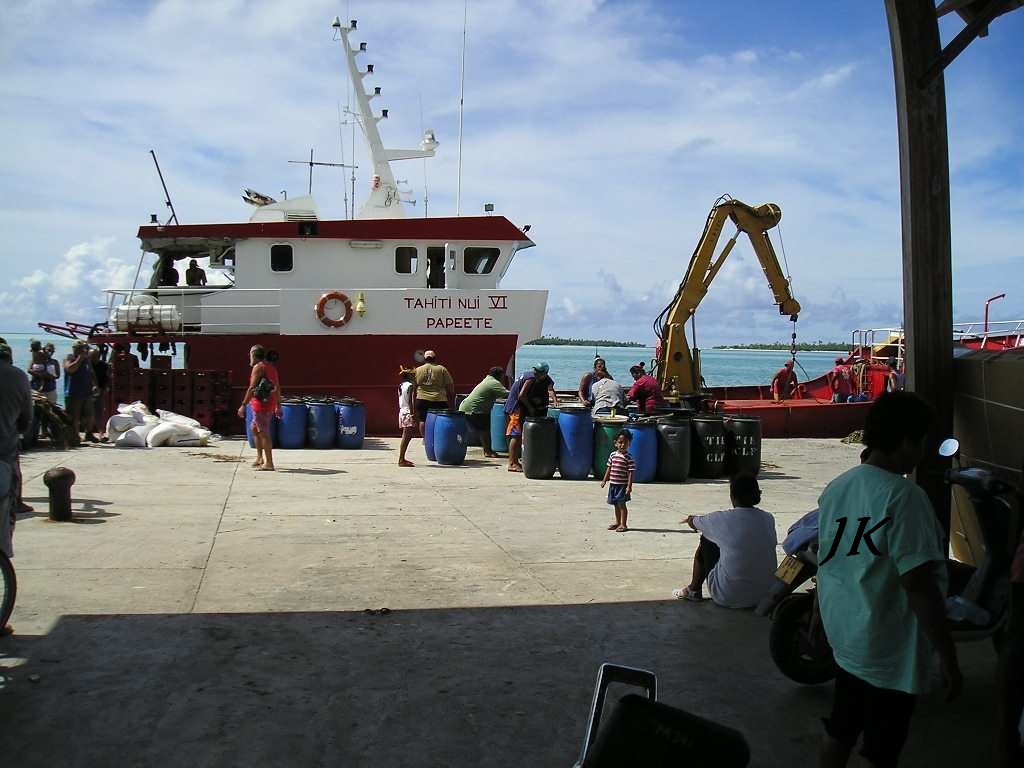 Chargement de noni sur le navire Tahiti Nui VI à Maupiti, photographie d’archive.