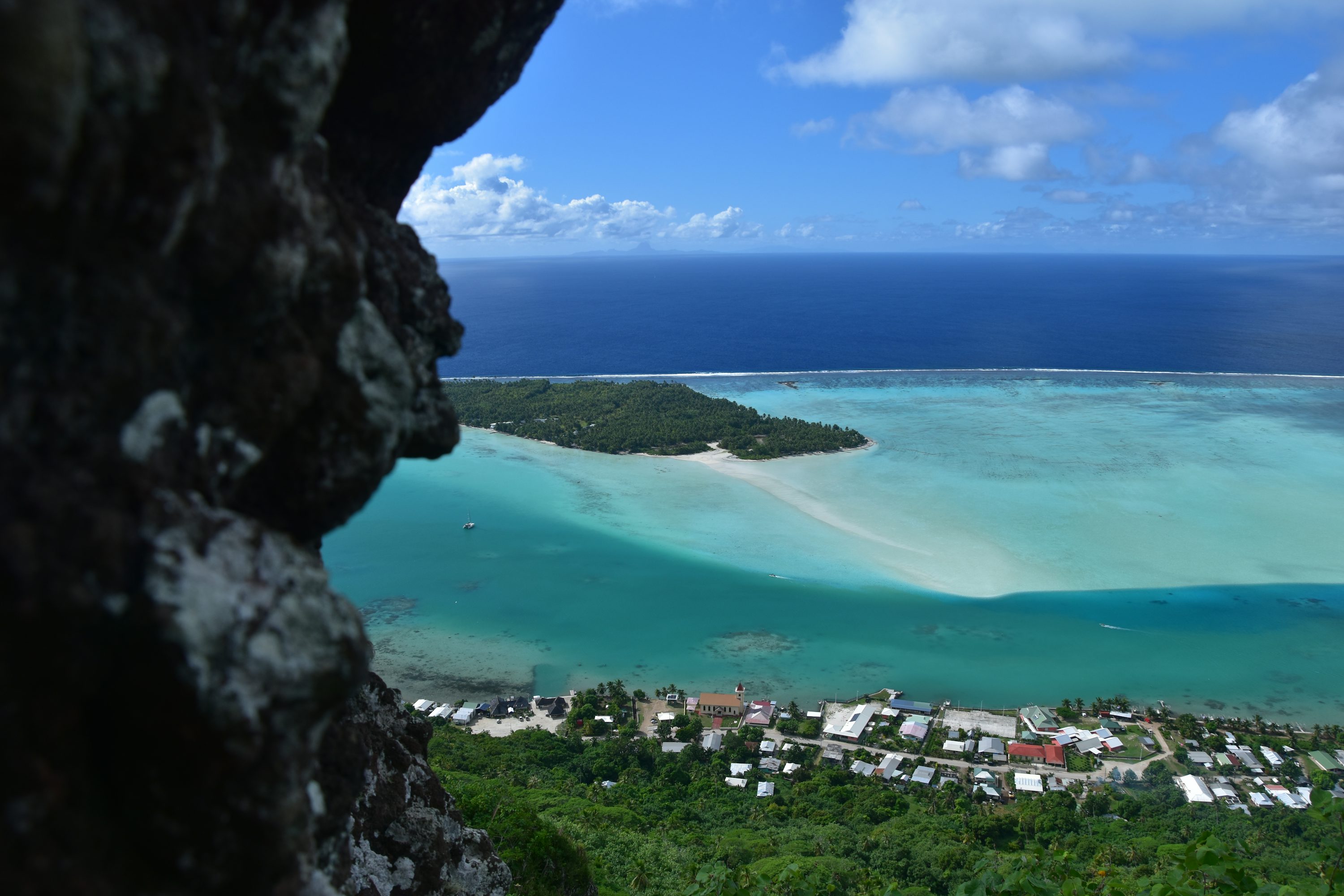 Le lagon et les habitations de Maupiti vus depuis une falaise.